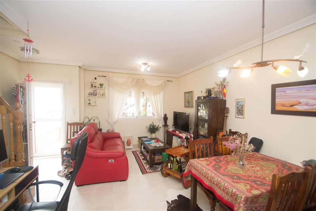 CHALET ADOSADO CON CALIDADES OPTIMAS