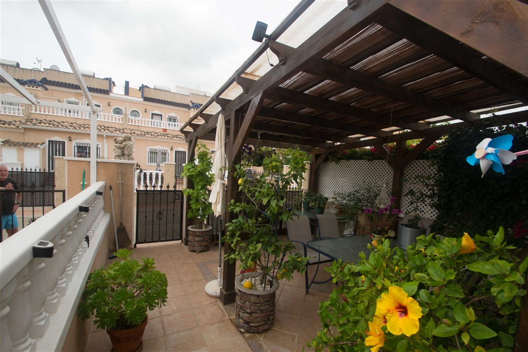 CHALET ADOSADO CON CALIDADES OPTIMAS