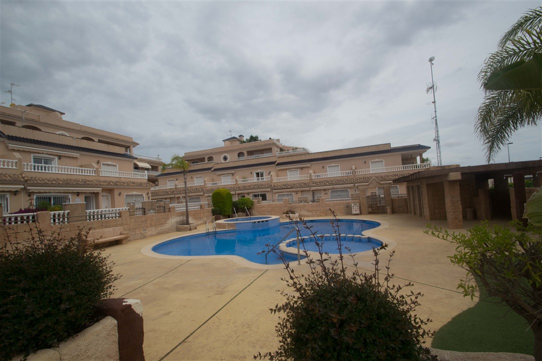 CHALET ADOSADO CON CALIDADES OPTIMAS