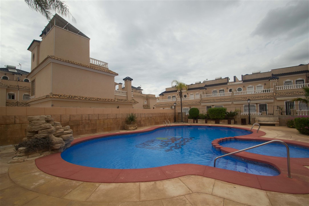 CHALET ADOSADO CON CALIDADES OPTIMAS