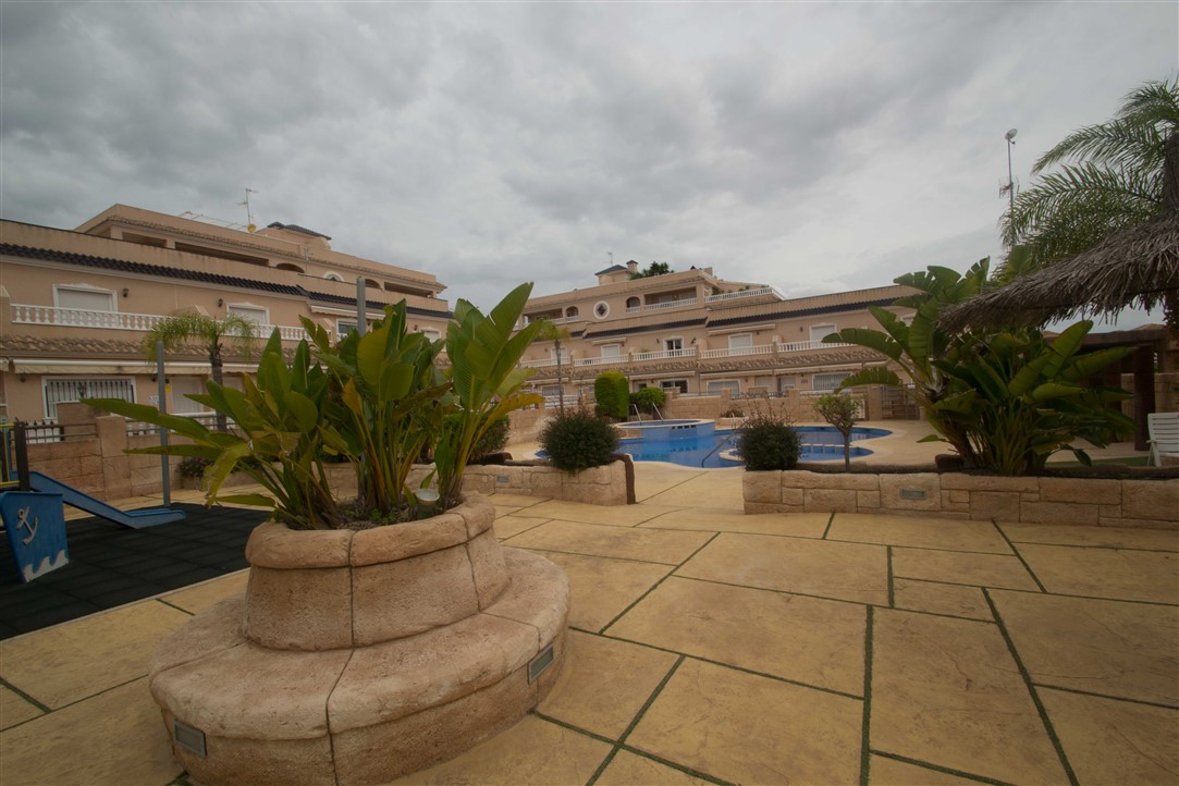 CHALET ADOSADO CON CALIDADES OPTIMAS
