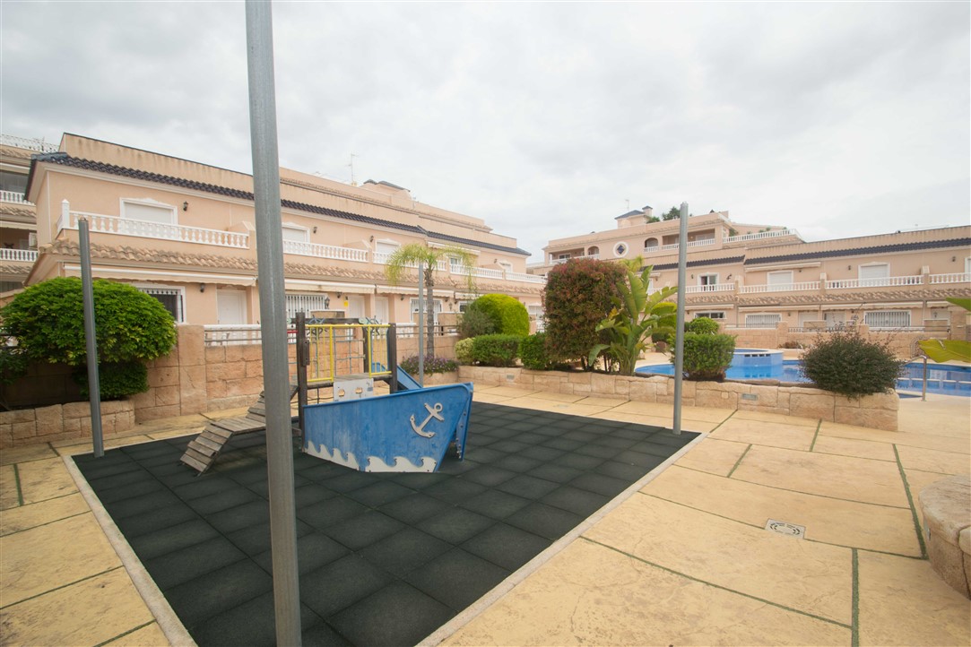 CHALET ADOSADO CON CALIDADES OPTIMAS