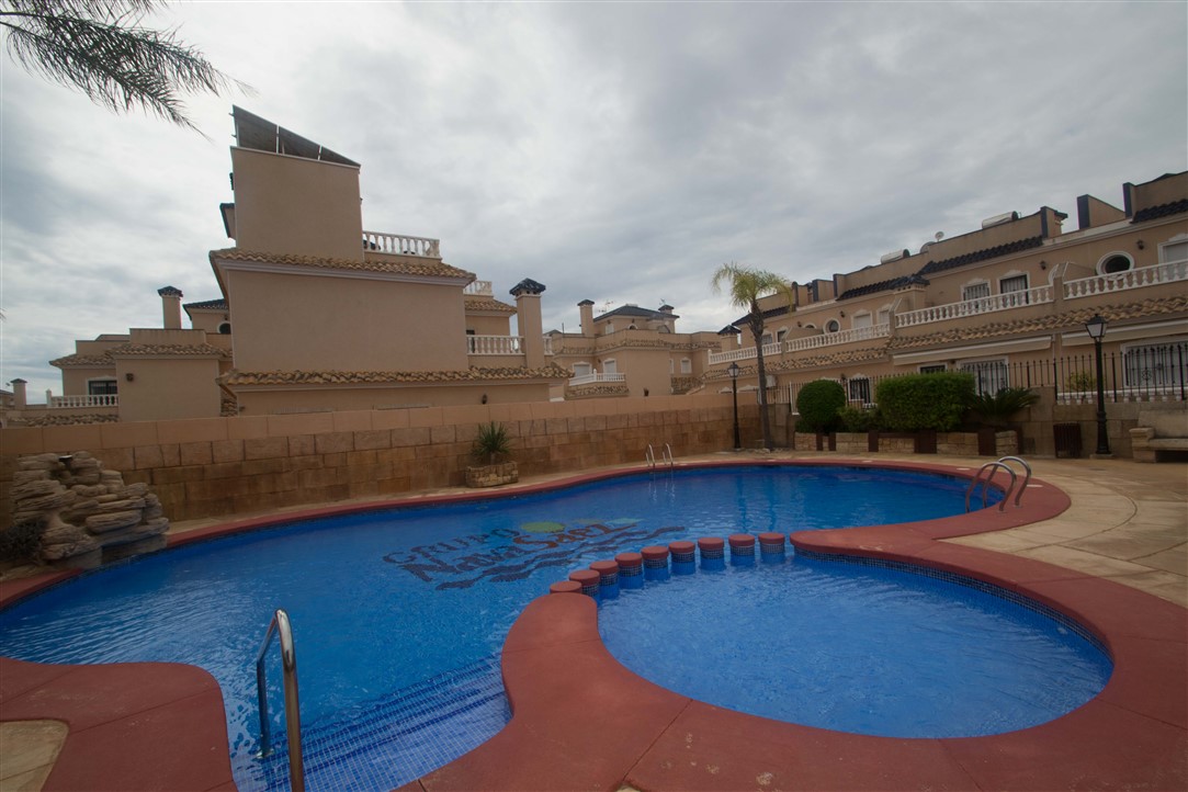 CHALET ADOSADO CON CALIDADES OPTIMAS